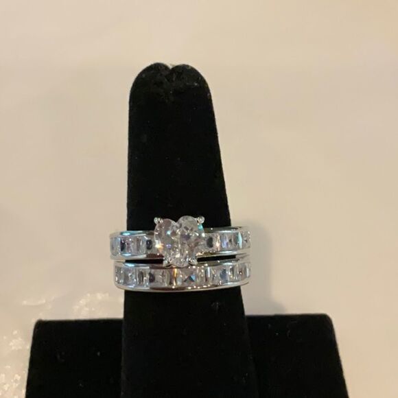 Gorgeous Wedding Ring Set - Picture 1 of 4